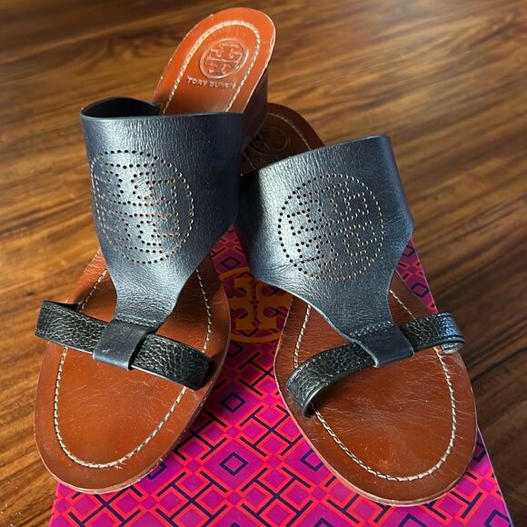 Tory Burch Navy/Black Perforated Logo Wedge Size 8.5 - Picture 2 of 9